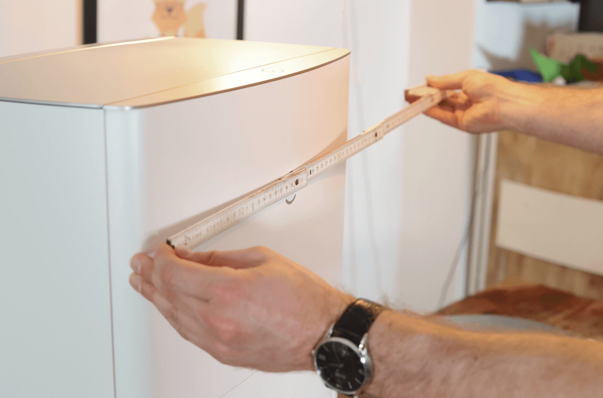 Die All-in-One Station des ECOVACS DEEBOT T20 OMNI wird mit einem Lineal ausgemessen.